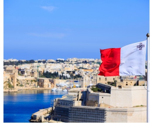 Costa de Malta com a bandeira maltesa